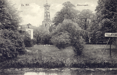 8243 Gezicht in het Kloosterpark te De Bilt uit het noorden, met op de achtergrond de toren van het Koninklijk ...